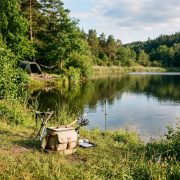 Canne à pêche posée au bord d'un lac en vacances l'été