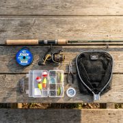 Matériel complet pour débuter la pêche : canne, moulinet, fil et accessoires