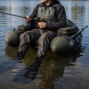 Pêcheur en float tube équipé d'un gilet de sauvetage sur eau calme